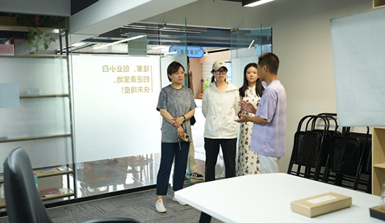 传媒学院乡村振兴公益广告品牌发展研究中心团队考察韦曲街道标准化创业中心初心创孵空间